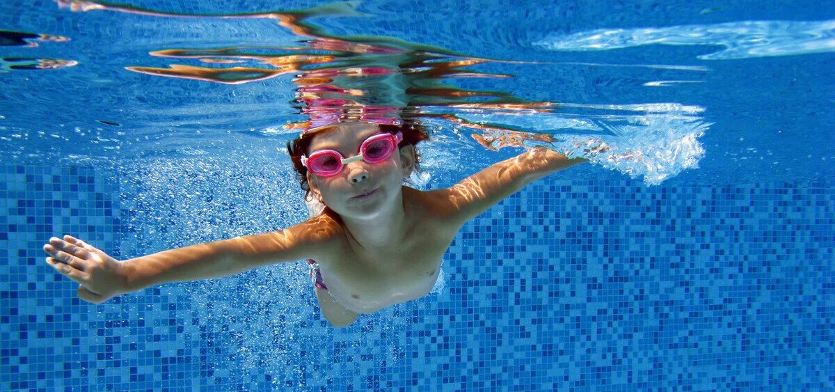 Плавание для детей 10 лет. Дети в бассейне. Дети плавают. Плавание дети. Плавать в бассейне.