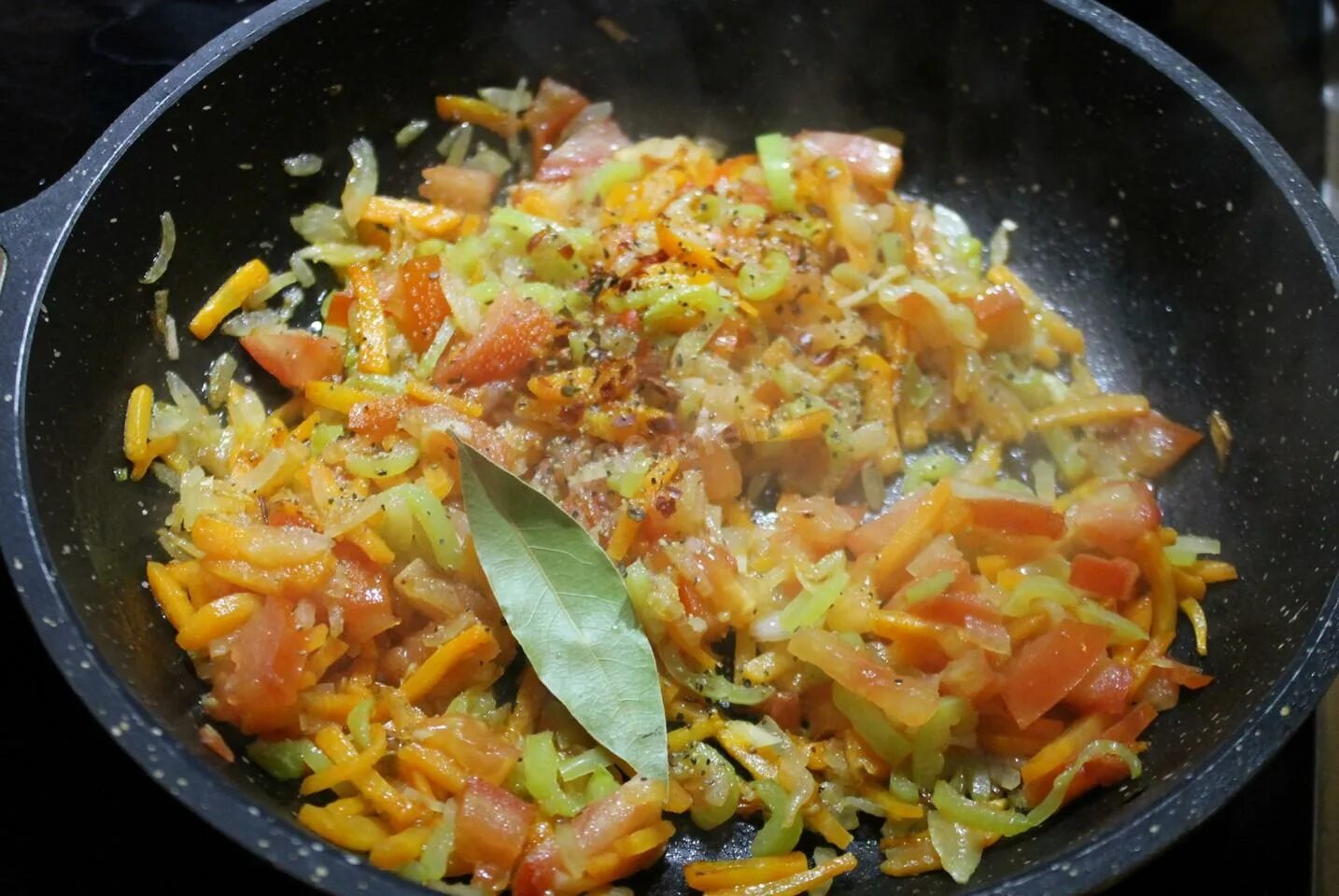Рецепт хека с овощами. Хек тушеный с морковью и луком. Тушёная рыба с морковкой и луком на сковороде. Рыба на сковородке с луком и морковью. Хек тушеный на сковороде.