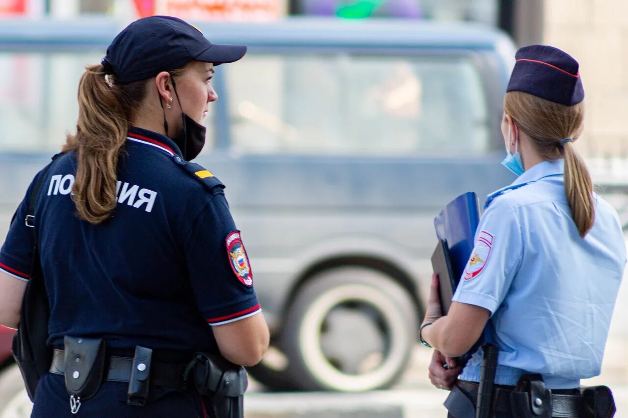 Женщина полицейский. Полиция нашла. Полиция ищет девушку. Ее разыскивает полиция. Звонок полицейскому.