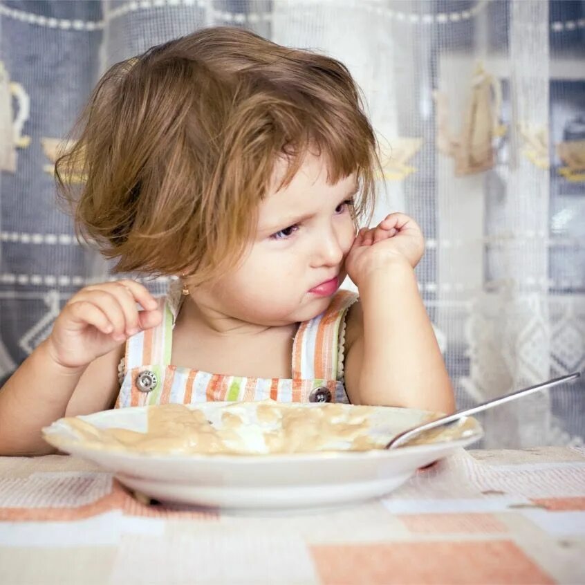 Ребенок ест брокколи. Ребенок отказывается от еды. Еда для детей. Дети за едой. Ребенок отказывается от еды.