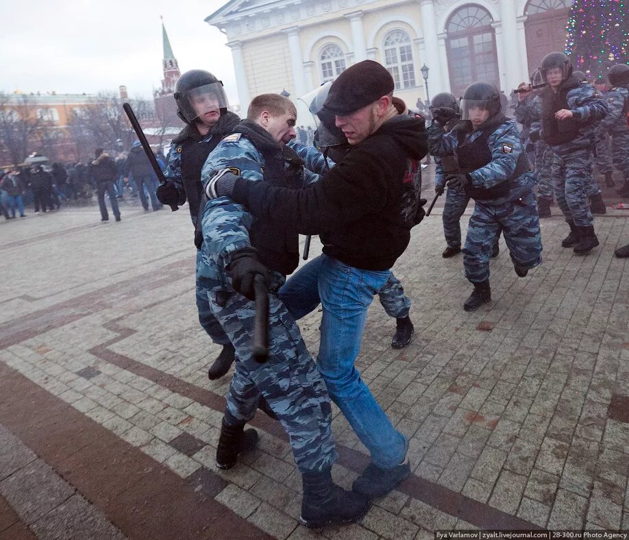 Ты кидаешь пацана. Манежка 2010 националисты. Манежка 2010 человек в маске. Избиение кавказцев на Манежной площади 2010.