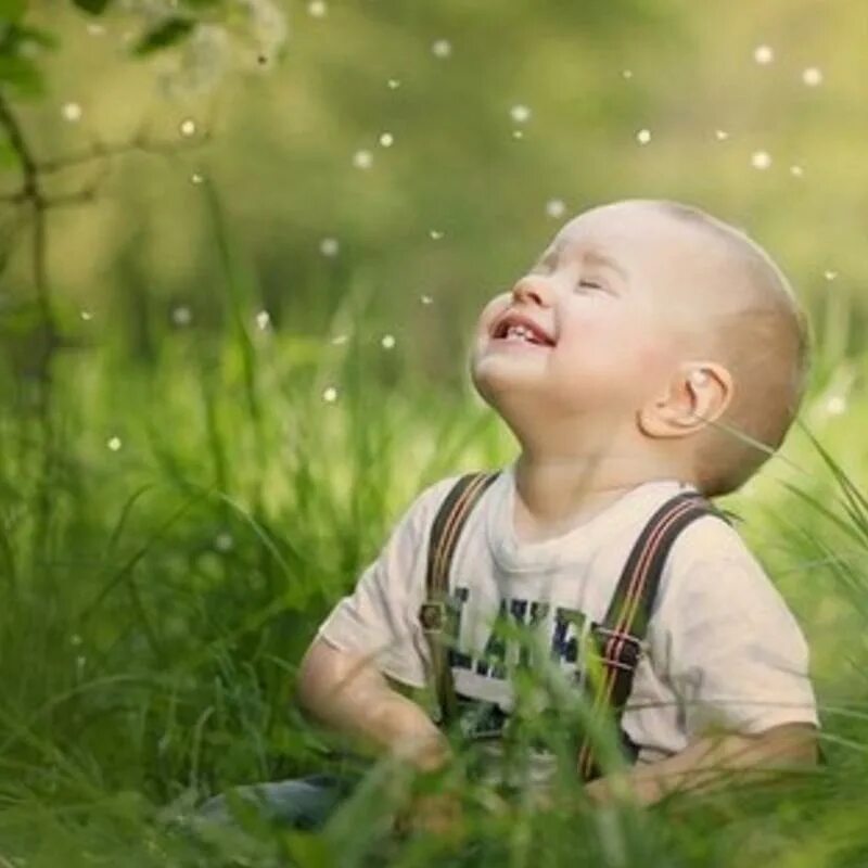 Дети радуются. Счастливый ребенок. Дети радуются на природе. Дети радость.