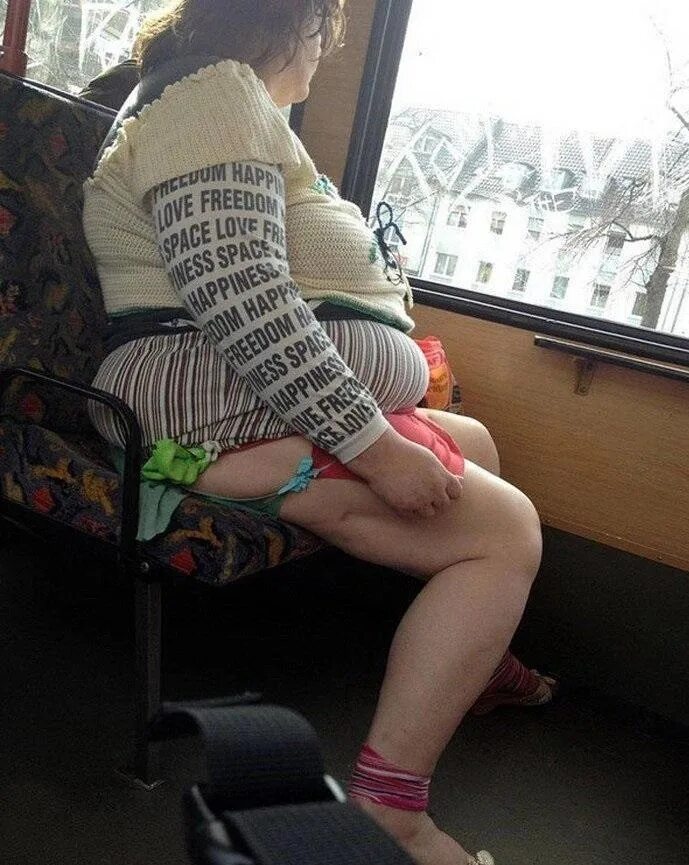 Подглядывание за бабушкой. Бабы в общественном транспорте. Толстая женщина в транспорте.