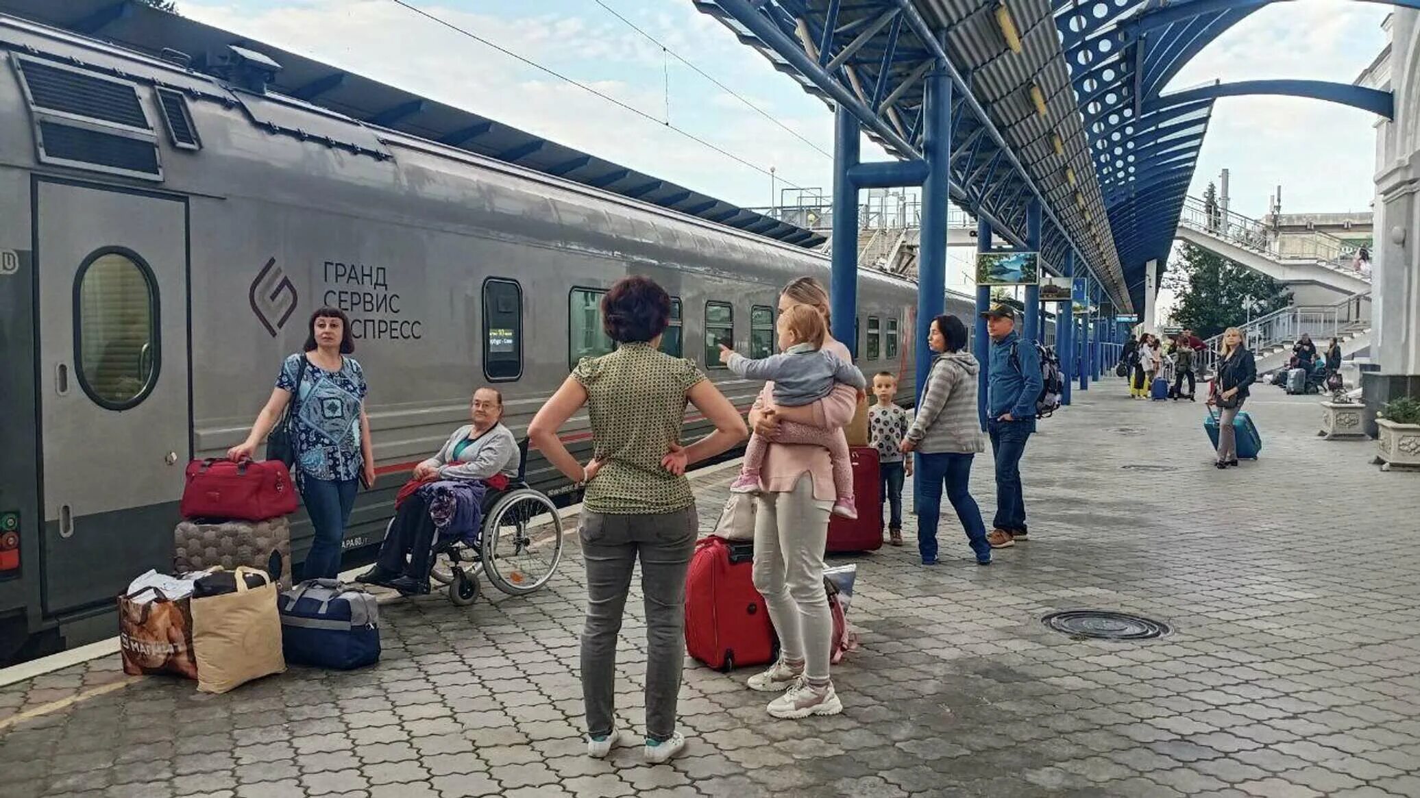 Поезд на вокзале. Поезд в Крым. Вокзалы Москвы. Пассажирский поезд.