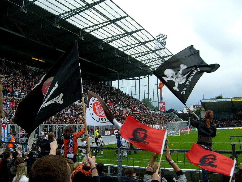 St pauli футбольный клуб. Санкт паули ультрас. Санкт паули антифа. Санкт-паули футбольный клуб. St pauli фанаты.