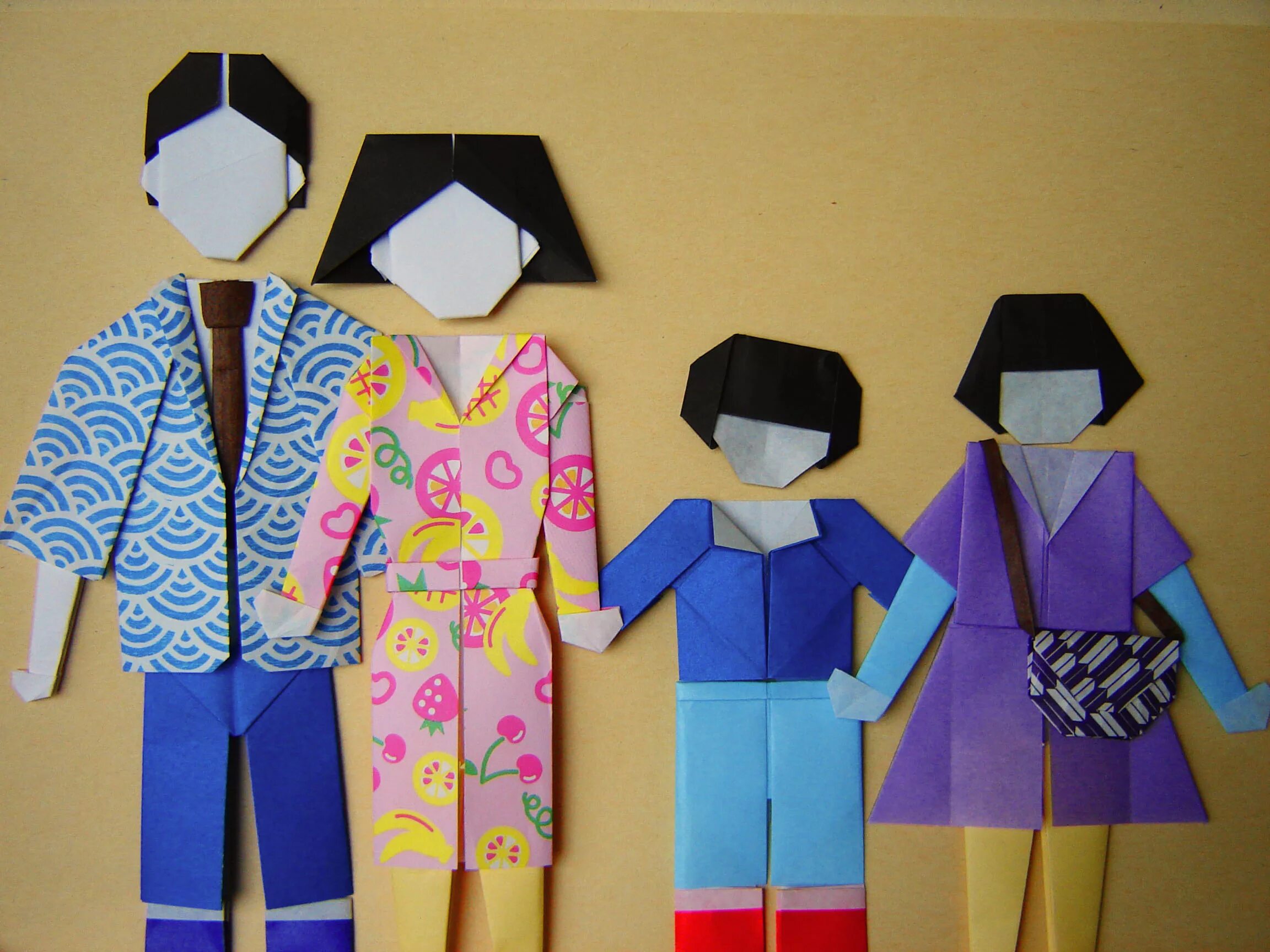 Оригами семей. Одежда поделка для детей. Одежда из бумаги. Аппликация по теме одежда. Конструирование из бумаги человек.