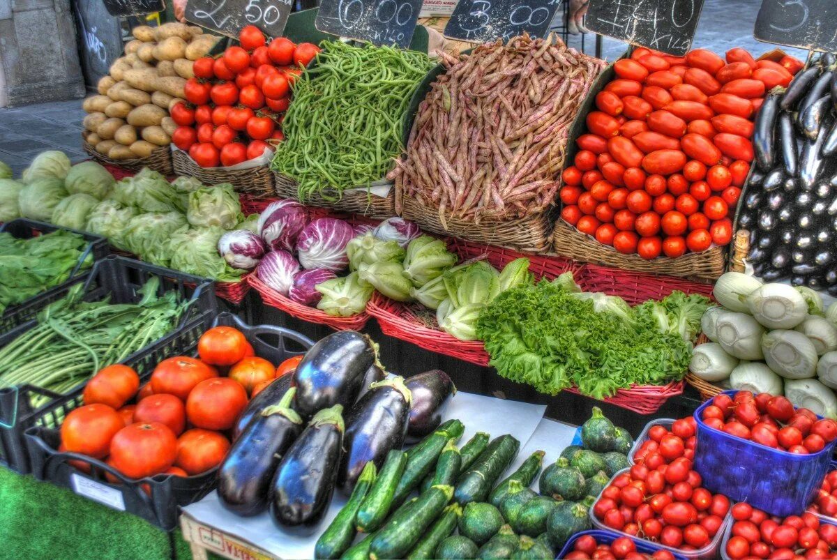 Купленные на рынке овощи. Овощи на рынке. Ярмарка овощей и фруктов. Овощи и фрукты на рынке. Овощной рынок.