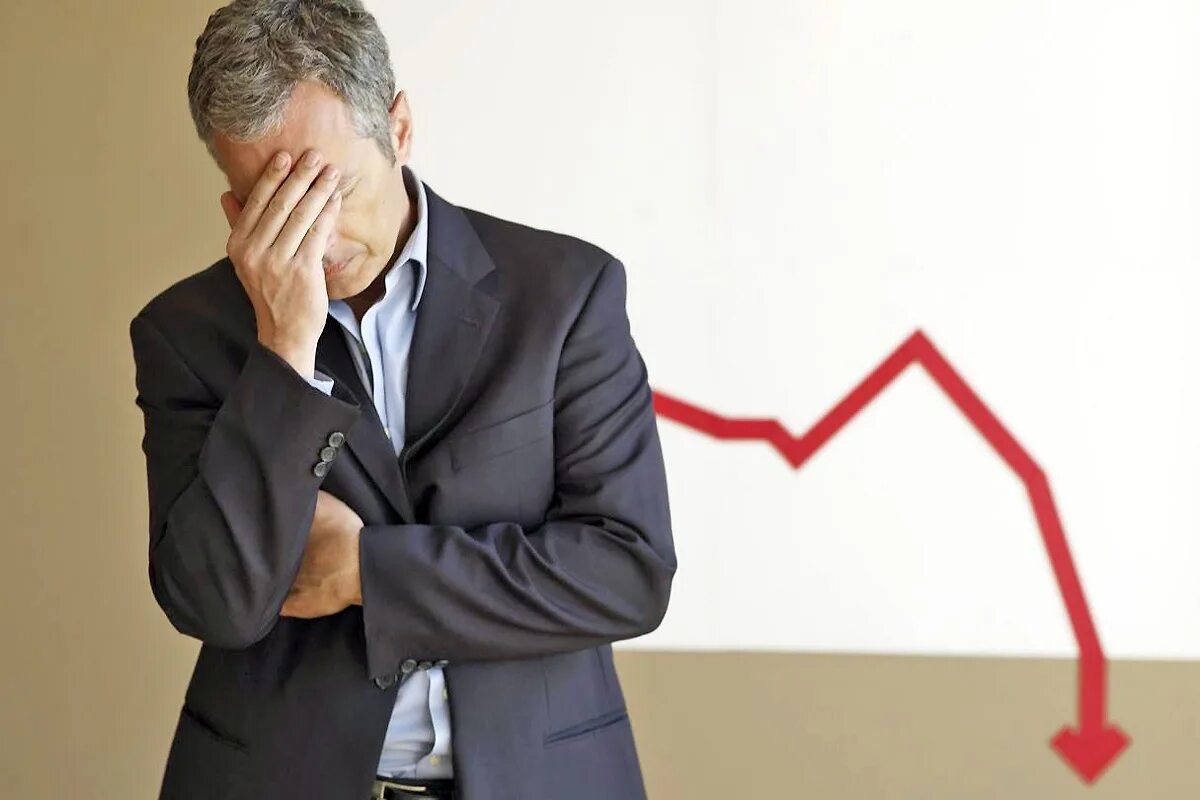 Человечек с графиком. Ухудшение финансового состояния предприятия. Неудача в карьере. Финансовое положение организации. Кризис финансы.