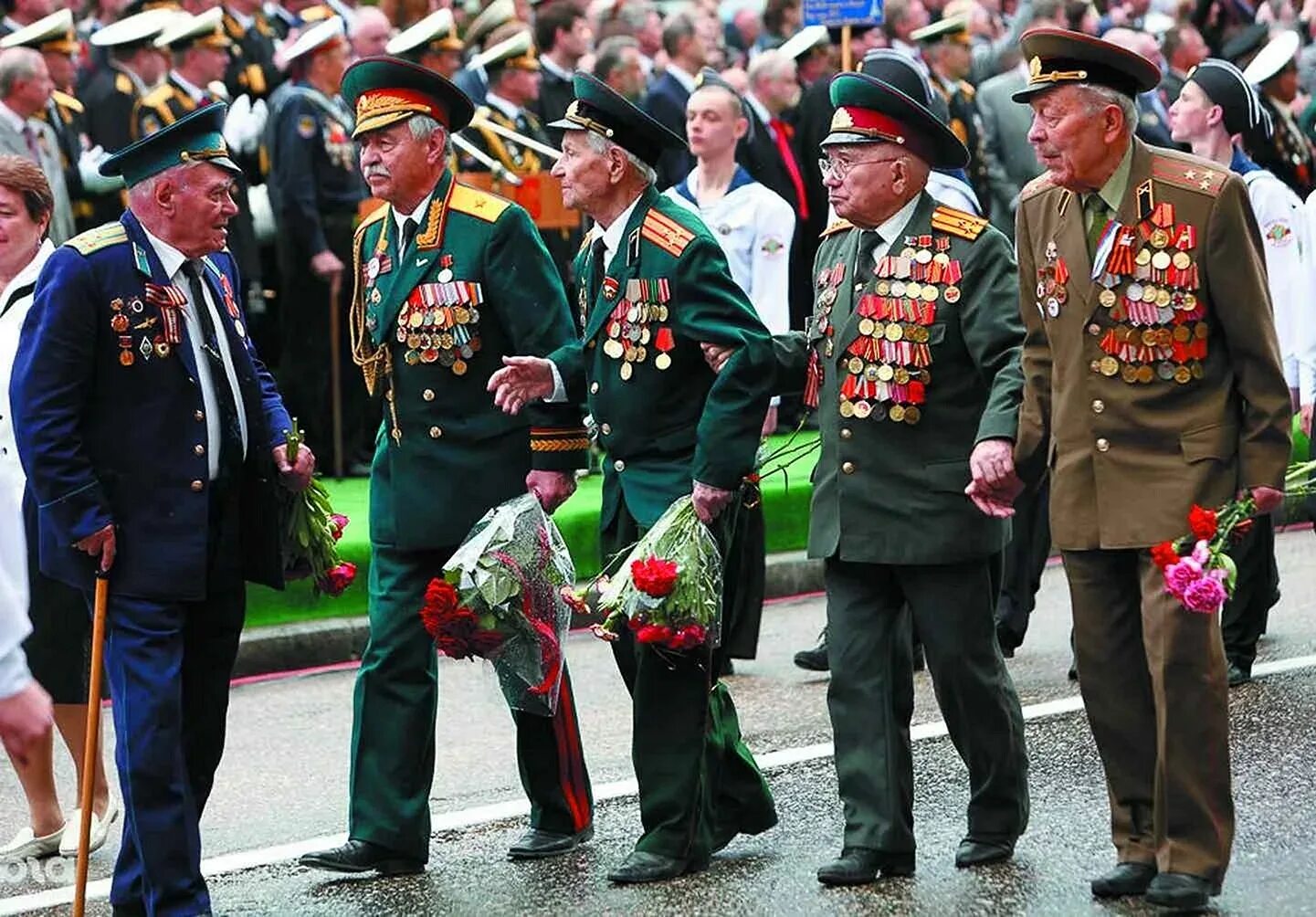 9 мая правильно. С днем Победы. С днем пробелы. С праздником днем Победы. Ветераны на параде Победы.