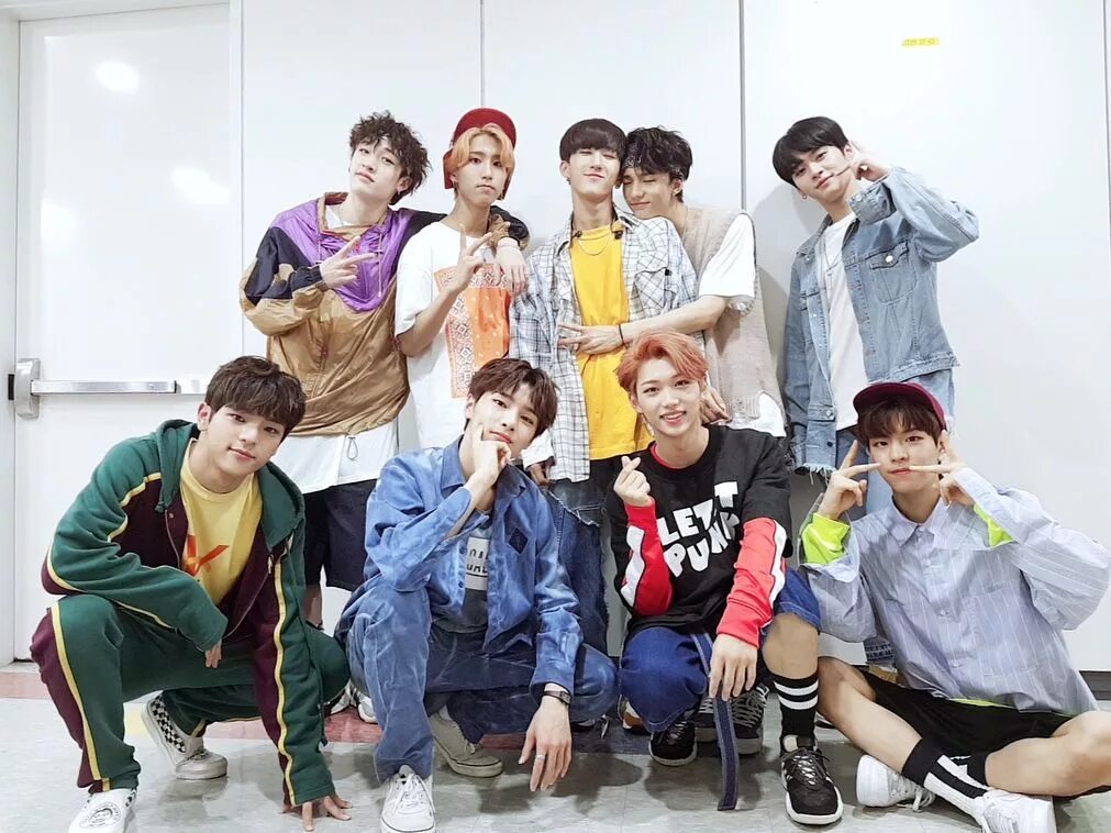 Stray картинки. Группа Stray Kids. Star Kids корейская группа. K-Pop группа Stray Kids. Группа корейцев Stray Kids.