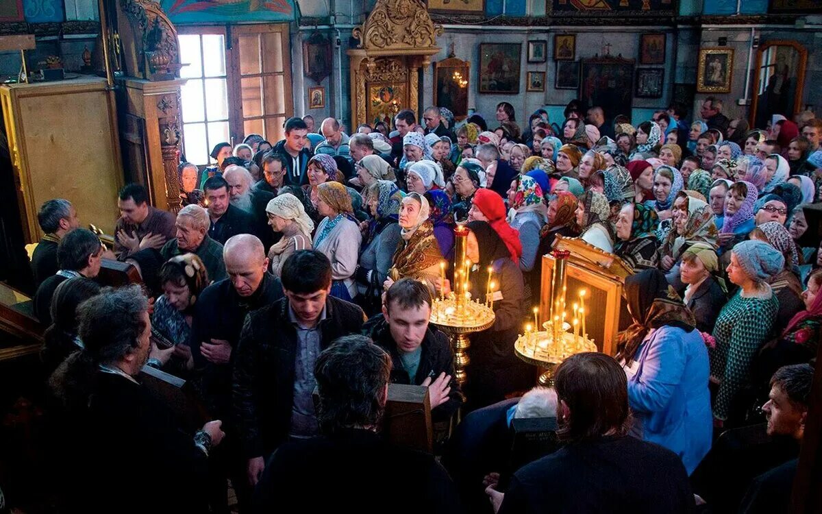 Прощенное воскресенье можно ли ходить в церковь. Прощеное воскресенье служба в храме. чин прощения в прощенное воскресенье. прихожане в храме. чин прощения в храме.