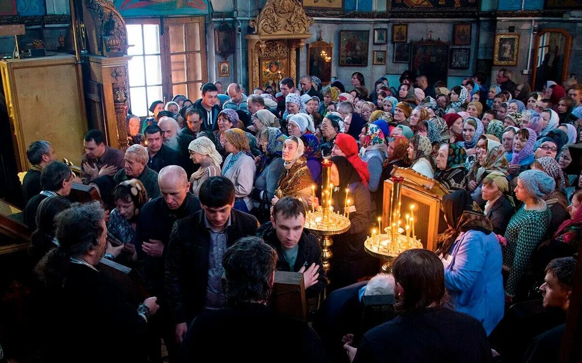 Служба в воскресенье вечером. Прощеное воскресенье чин прощения. Прощеное воскресенье служба в храме. Чин прощения в церкви. Прихожане в храме.