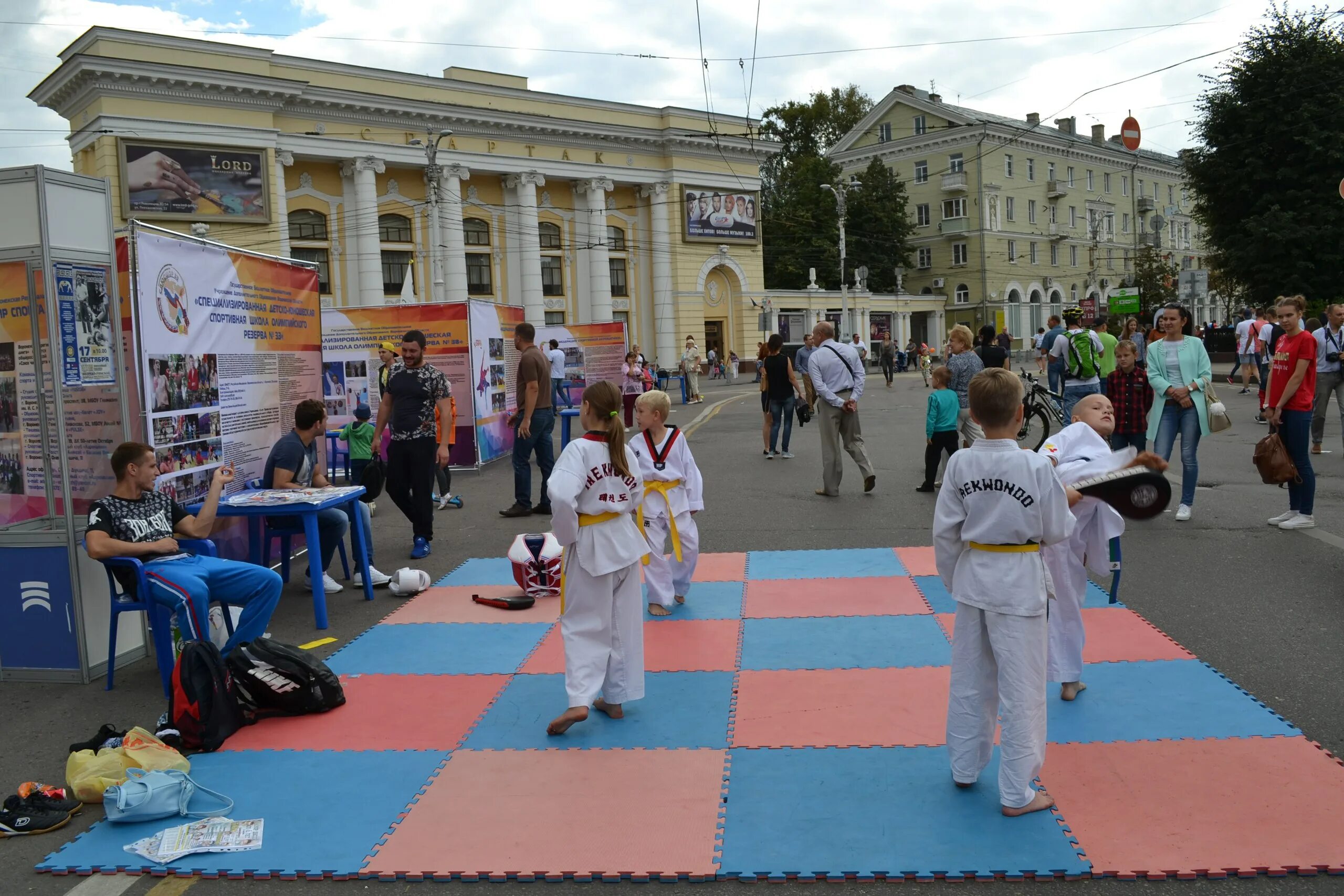 Мфк гран при воронеж. Фк строитель чемпионы. Сц гран при воронеж. Воронеж спортивный город. Чайка воронеж краснознамённая улица 101а.