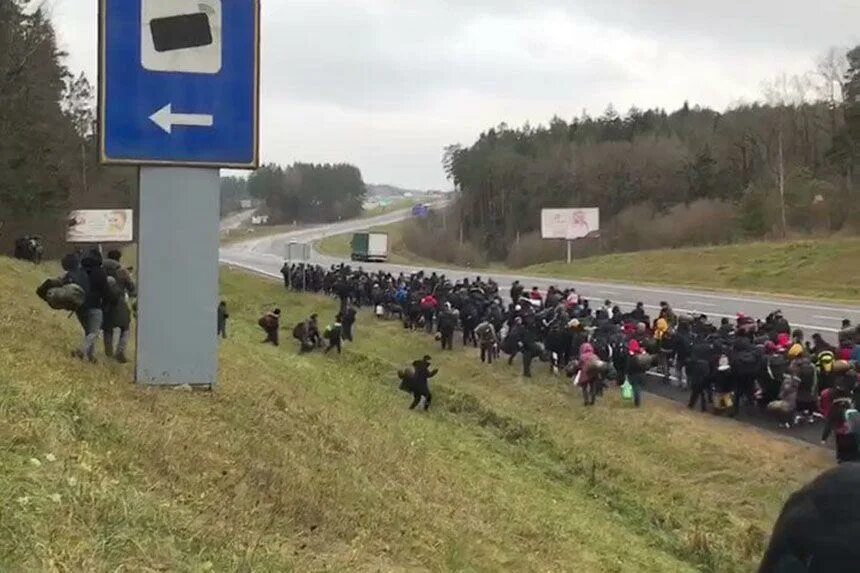 Мигранты на польской границе. Граница Брузги мигранты. Польская граница. Мигранты на польско белорусской границе.
