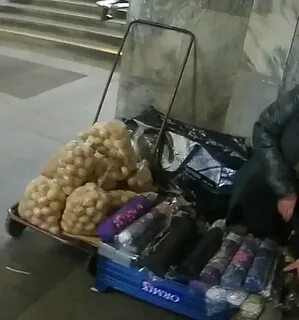 На улице женщина продавала воздушные
