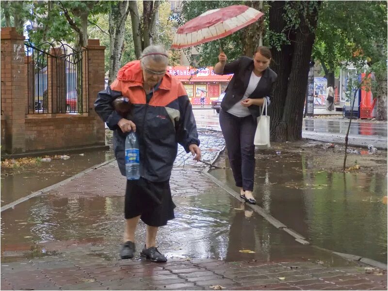 Обойти лужу. Через лужи. Прыгать через лужи.