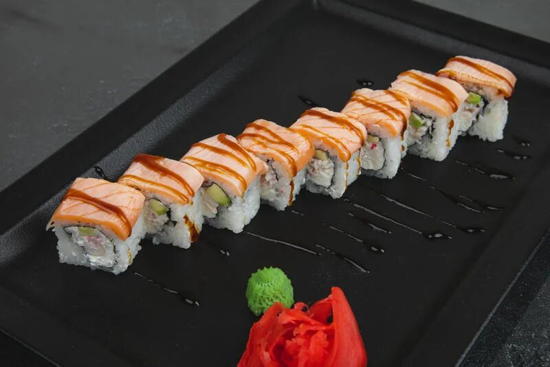Ролл с опаленным лососем. Опаленный лосось. Опаленный лосось. Опаленный лосось. Опаленный лосось.