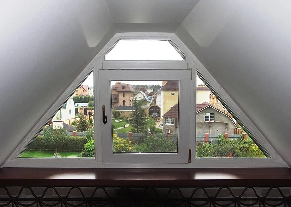 Трапециевидные окна. Треугольное мансардное окно. Треугольные пластиковые окна. Окна под крышей. Треугольное окно на мансарде.