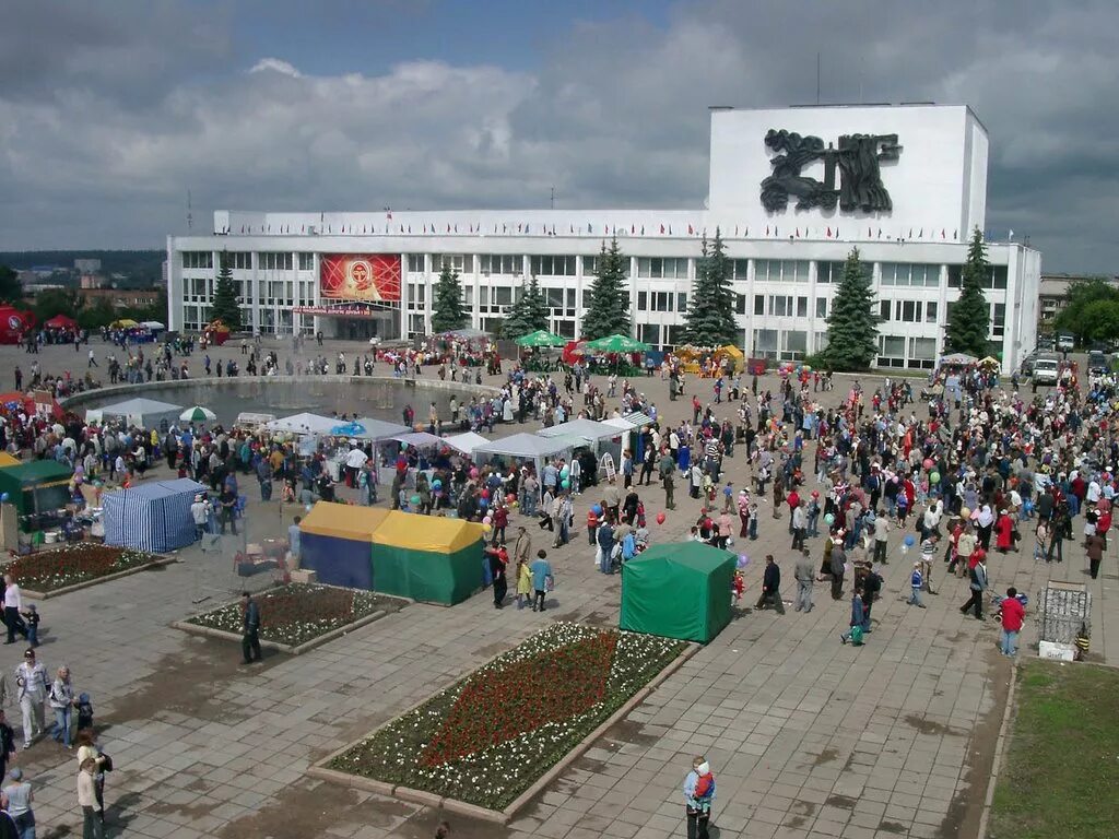 Время в ижевске сейчас. Удмуртия Центральная площадь. Центральная площадь города Ижевска. Удмуртия Ижевск Центральная площадь. Центральная площадь г.ИЖ.