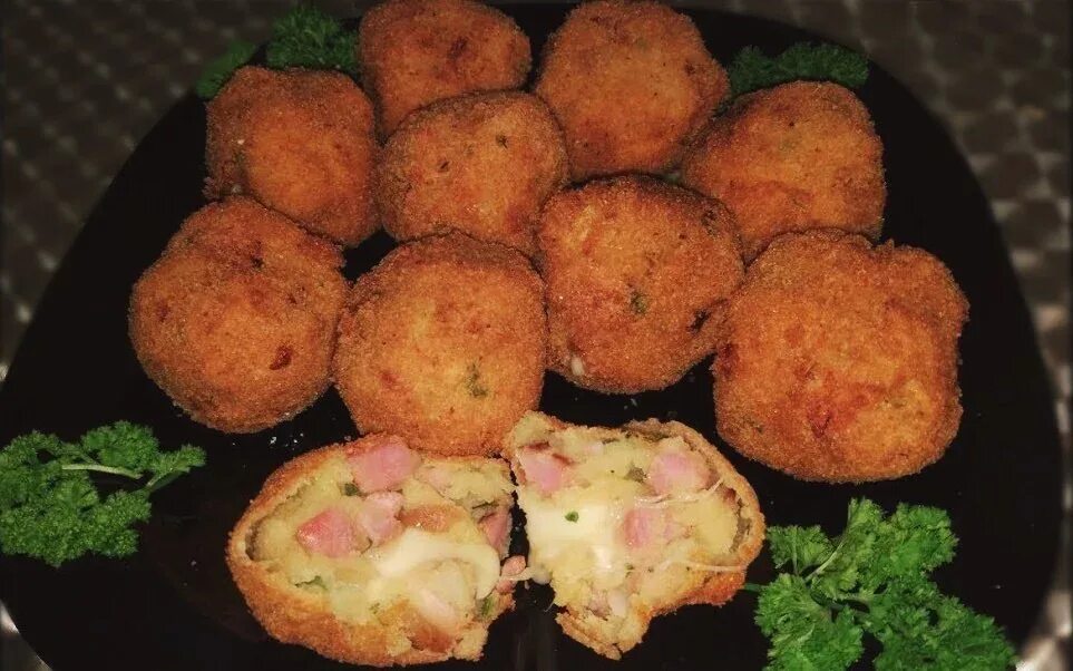 Шарики из пюре в панировке. Картофельные шарики из пюре в панировке. картофельные шарики из пюре с сыром. крокеты картофельные с ветчиной. картофельные шарики во фритюре с сыром и ветчиной.