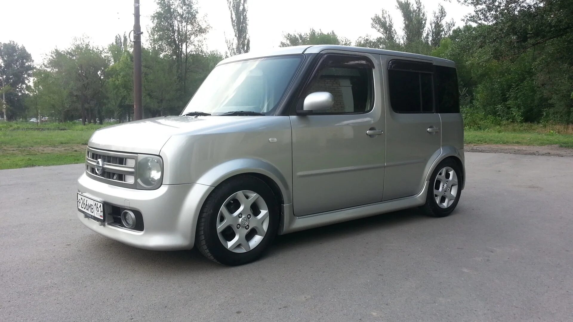 Ниссан куба отзывы. Nissan Cube Ладожская. Ниссан куб 3 серого цвета на дисках.