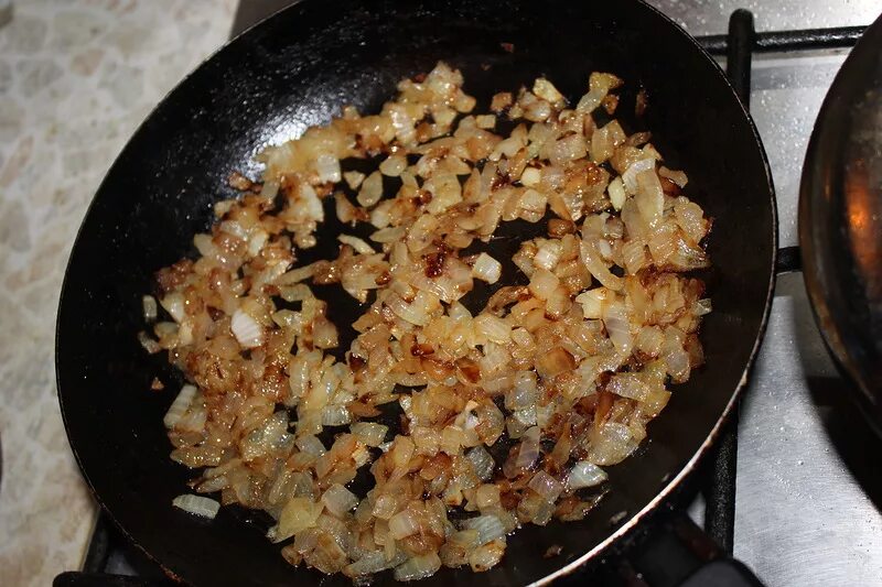 кальмары в сметанном соусе. обжаренный лук и морковь добавляем к мясу. жареная тушенка с луком. жареный лук со сметаной. жареные лисички в сметане.