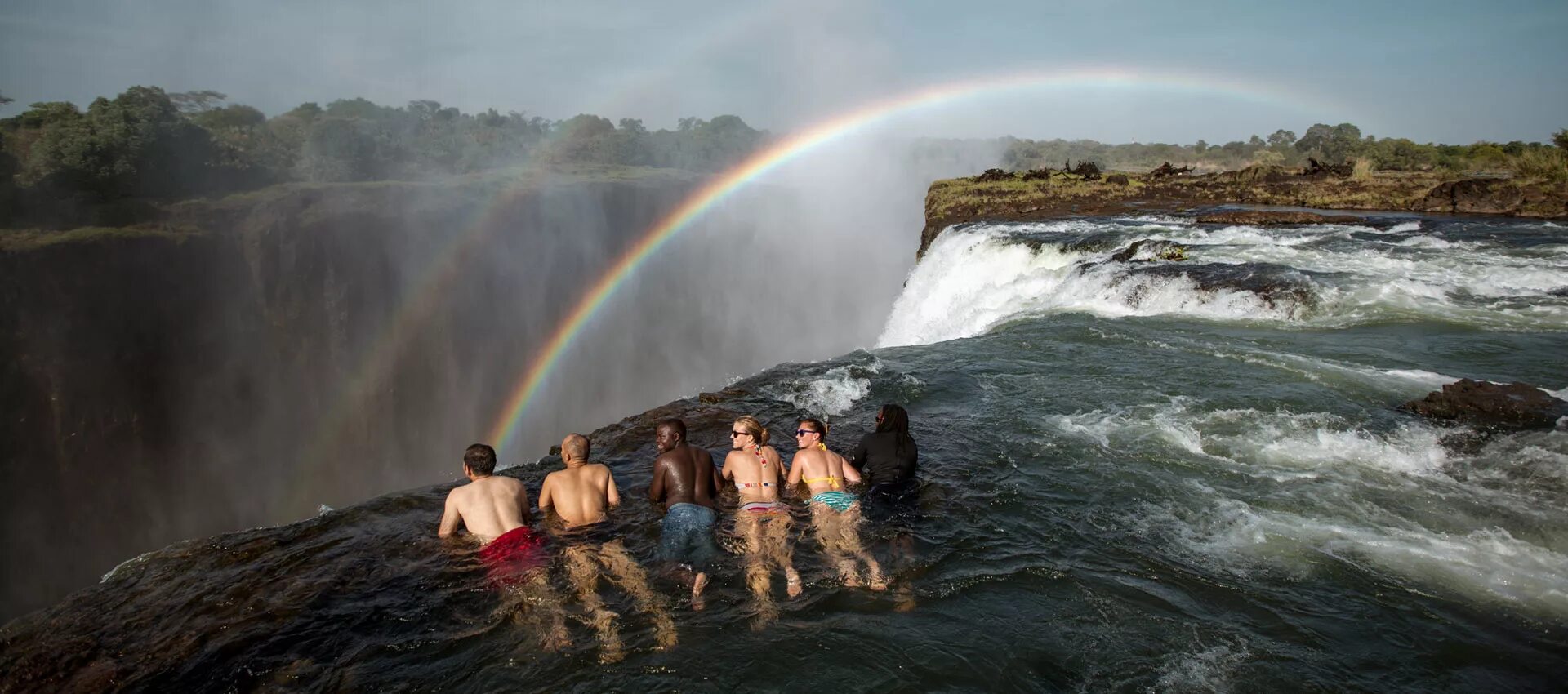 С какой высоты падает вода в водопаде