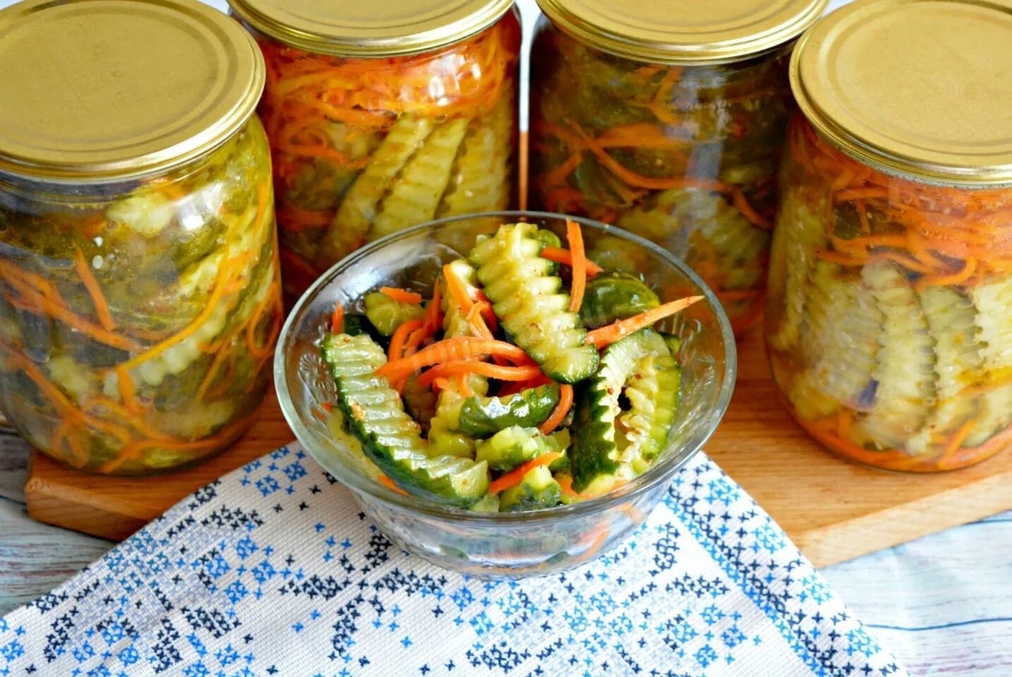 Корейские салаты из маринованных огурцов. Огурцы с морковкой по корейски на зиму. салат из огурцов и моркови на зиму. огурцы с морковью на зиму. огурцы с морковкой на зиму.