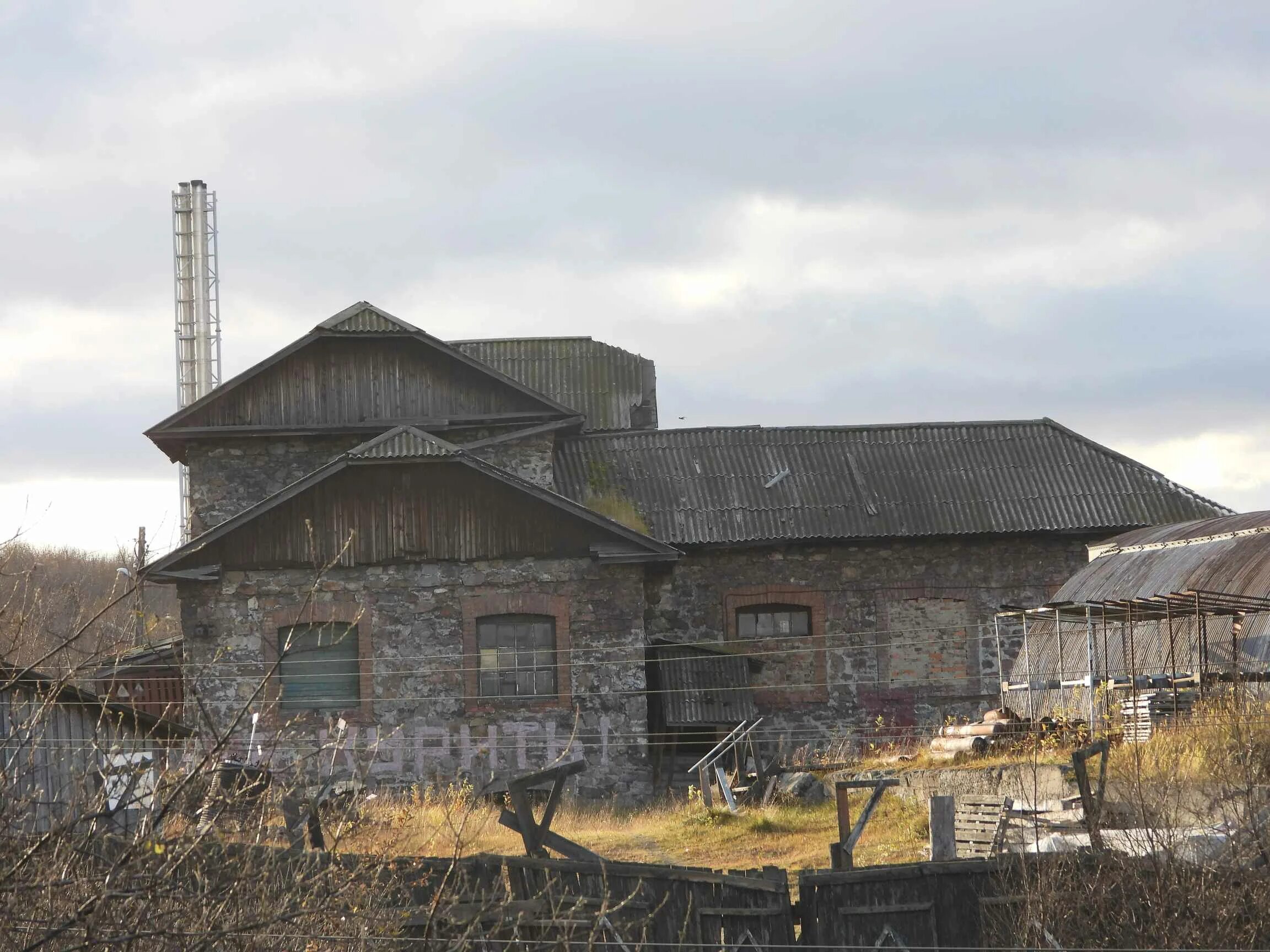 первое каменное здание. каменное жилище. кельтский дом франция. гюэмараес, португалия. гюэмараес, португалия.