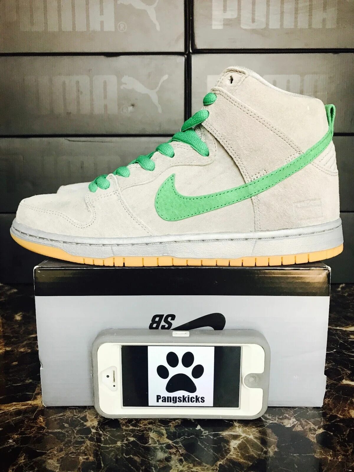 Nike Dunk High White Silver. Как выглядят оригинальные кеды найк. Найк мишки. Кроссовки найк с медведем.