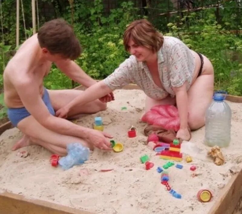Взрослые в песочнице. Смешная песочница. Взрослые играют в песочнице. Мальчик в песочнице.