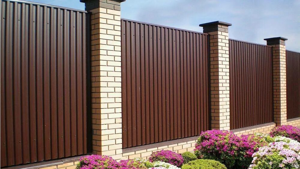 Забор из кирпича и дерева. Деревянный заборчик. 13. Ворота из иранской ковки. Забор жалюзи металлические с бетонными столбами.