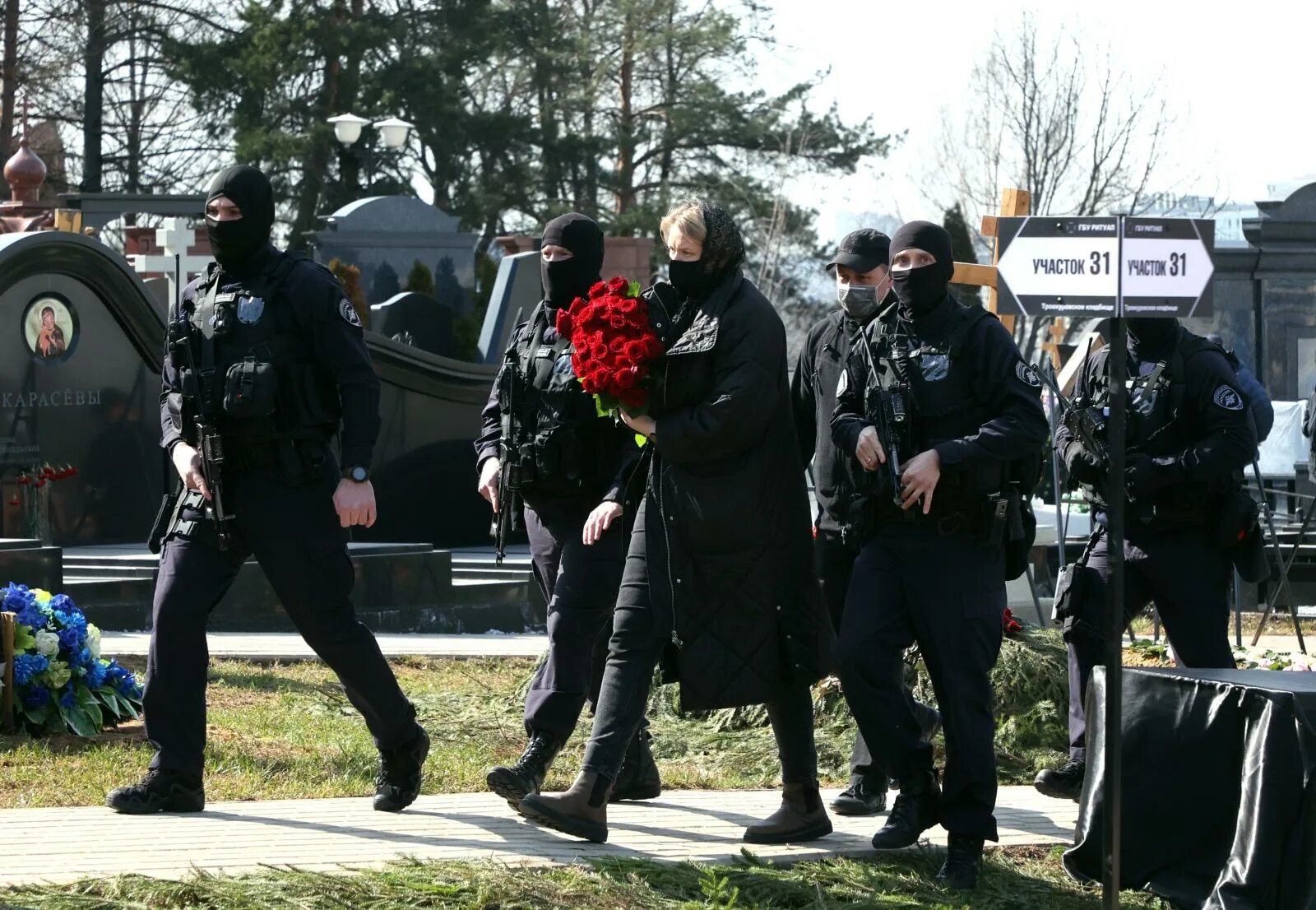 Похороны навального вдова. Вдова на похоронах. Кладбище. Охрана звезд.