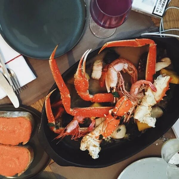 Вино и крабы москва. Wine Crab Барвиха. Wine and Crab Никольская. Вайн краб ресторан. Вино и Крабы ресторан.