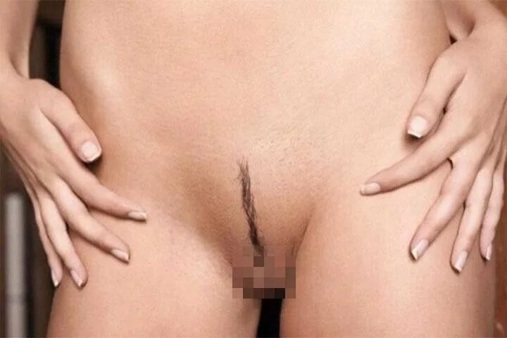 Интимная стрижка на лобке девушки