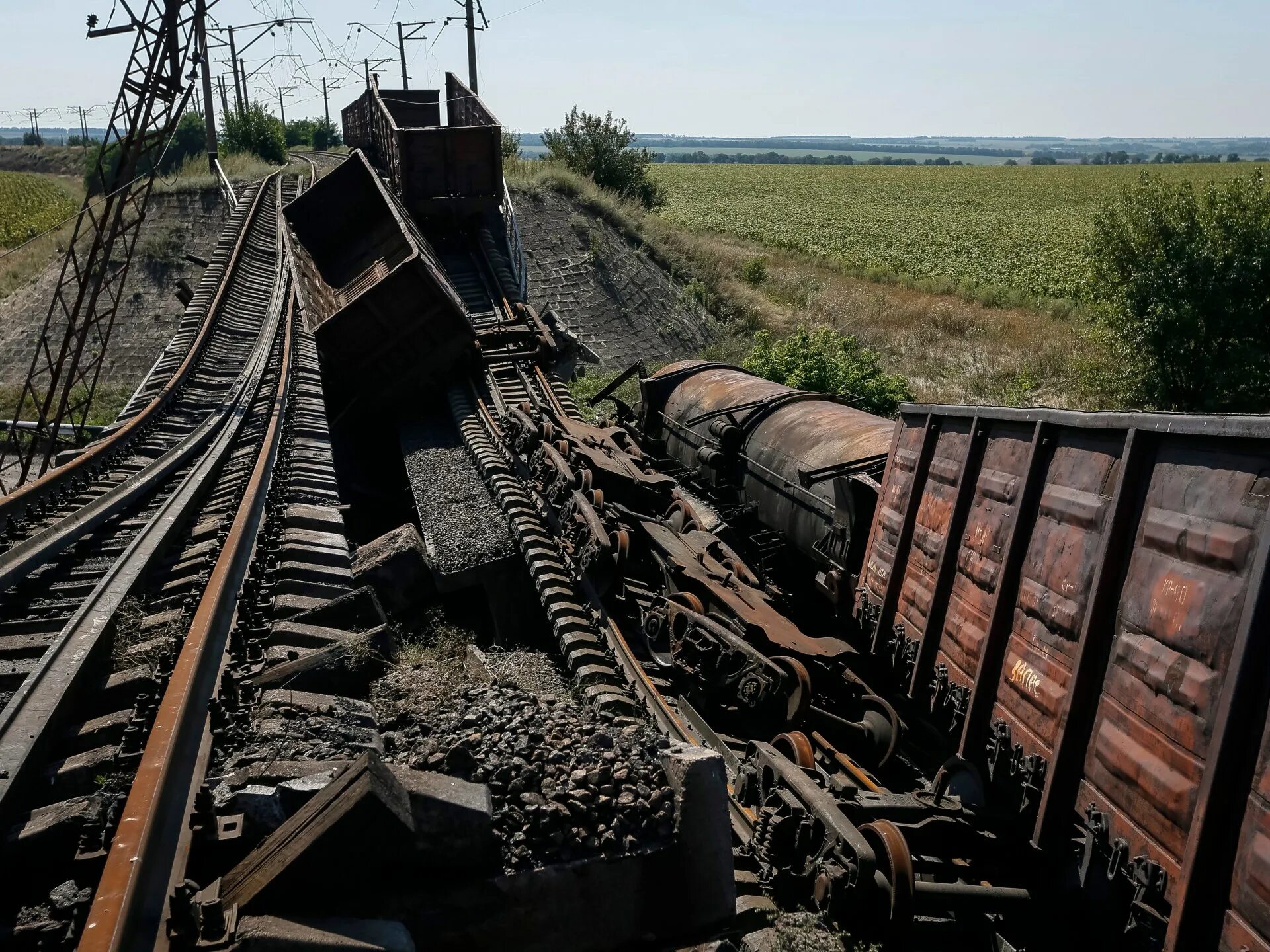 Разбили железную дорогу. ЖД мост Новобахмутовка. Разрушенные железные дороги. Разрушенный ЖД мост. Разбомбили железную дорогу.