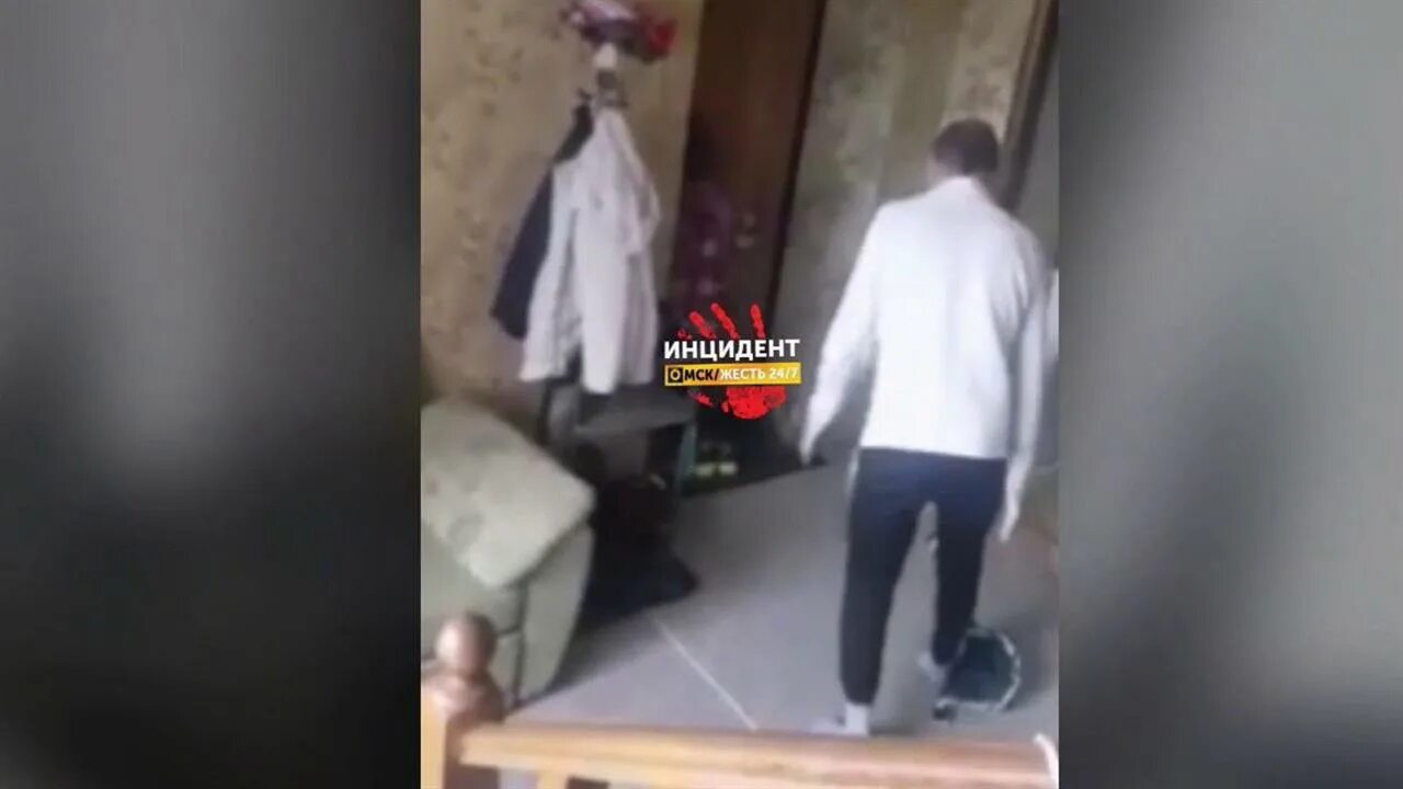Отец издевается над детьми