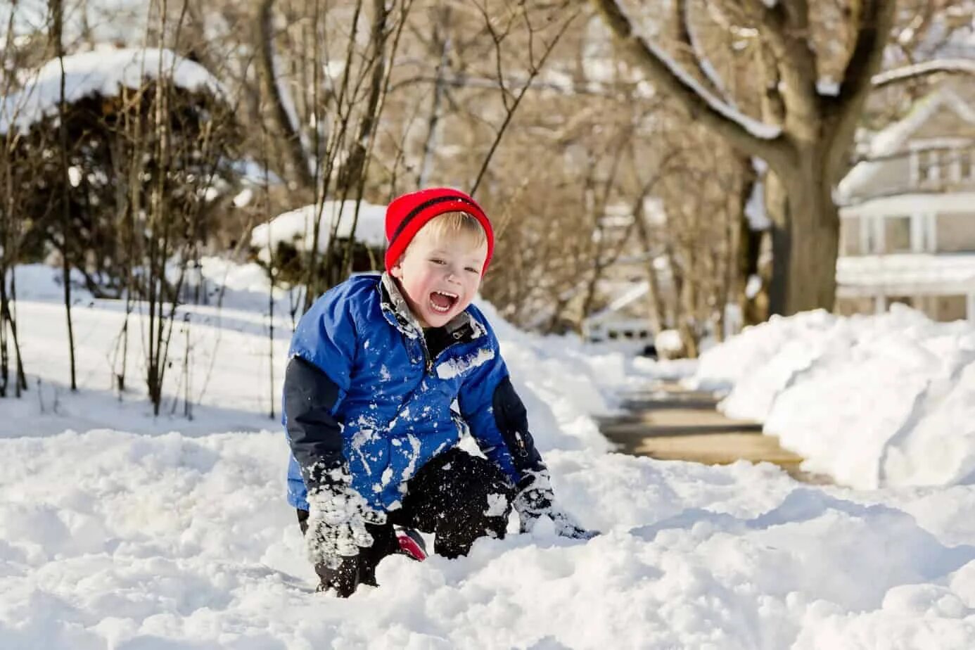 Дети зимой. Playing in the snow. Снежные забавы. Зимние каникулы в японии. Playing in the snow.