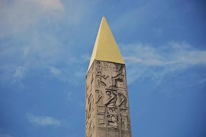 Обелиск в древнем египте 5 класс. Луксорский обелиск иероглифы. &quot;обелиск мира&quot; иерусалим. обелиск в архитектуре. египетская символика обелиск пирамида.