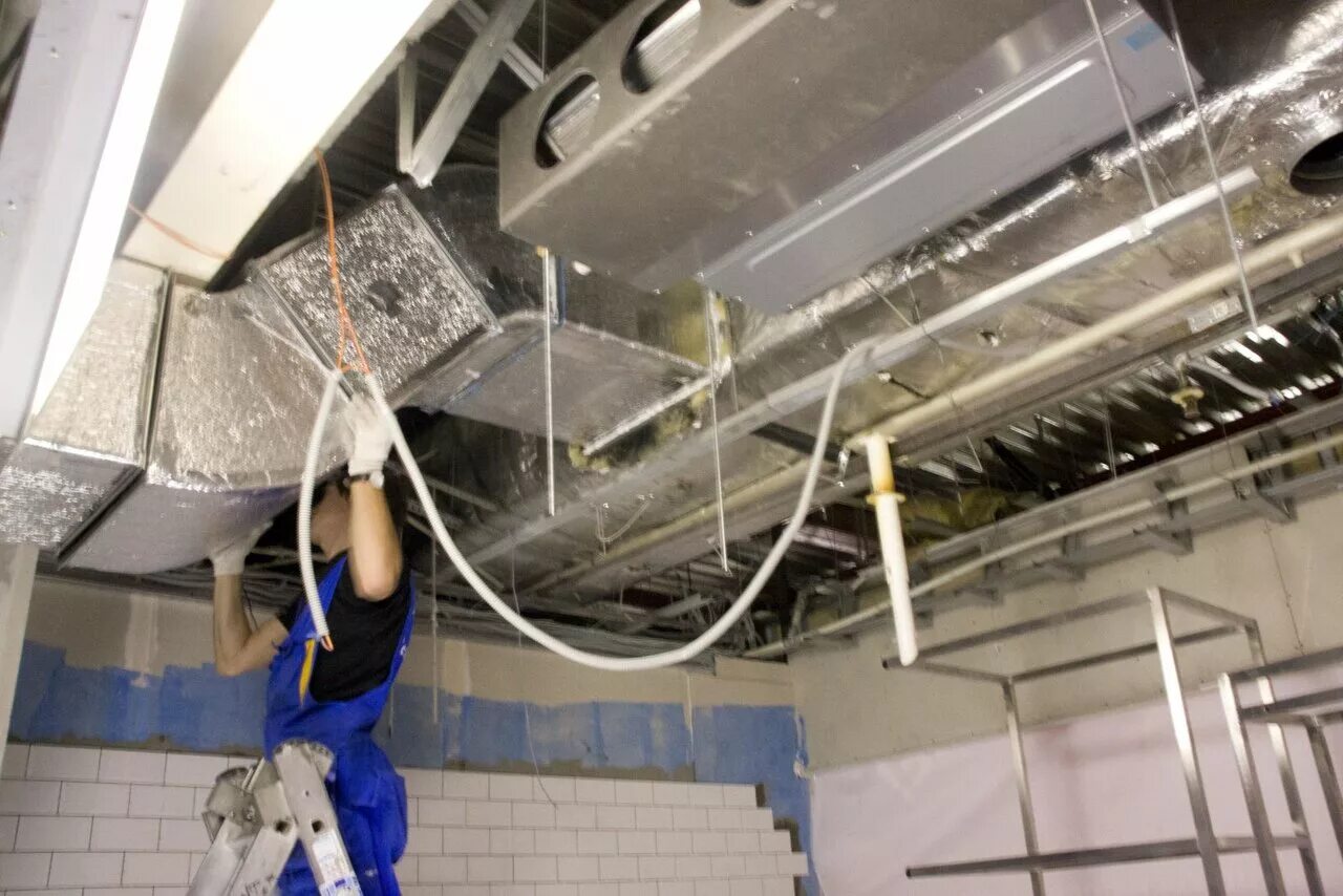 Монтаж систем вентиляции и кондиционирования. Монтаж воздуховодов систем вентиляции. Монтаж систем вентиляции и кондиционирования. Воздухозаборная шахта для приточной вентиляции. Монтаж вентиляционных систем.