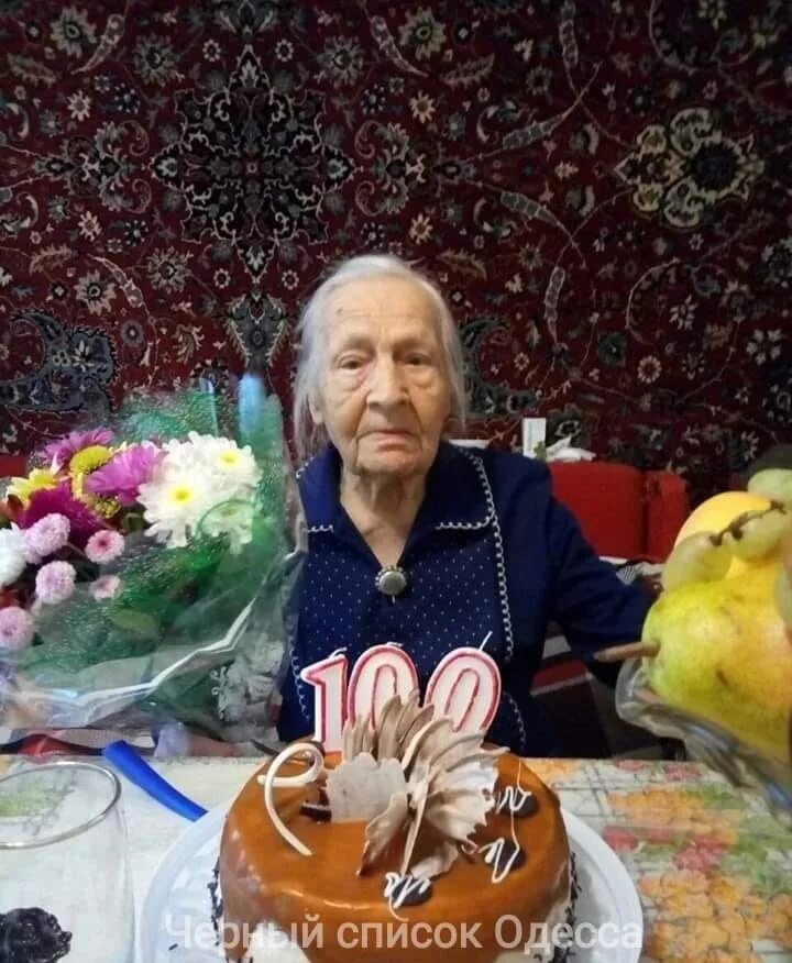 Сегодня исполнилось 100 лет. Бабка 100 лет. бабушке сто лет. со 100 летием бабушка. 100 летняя бабушка с тортом.
