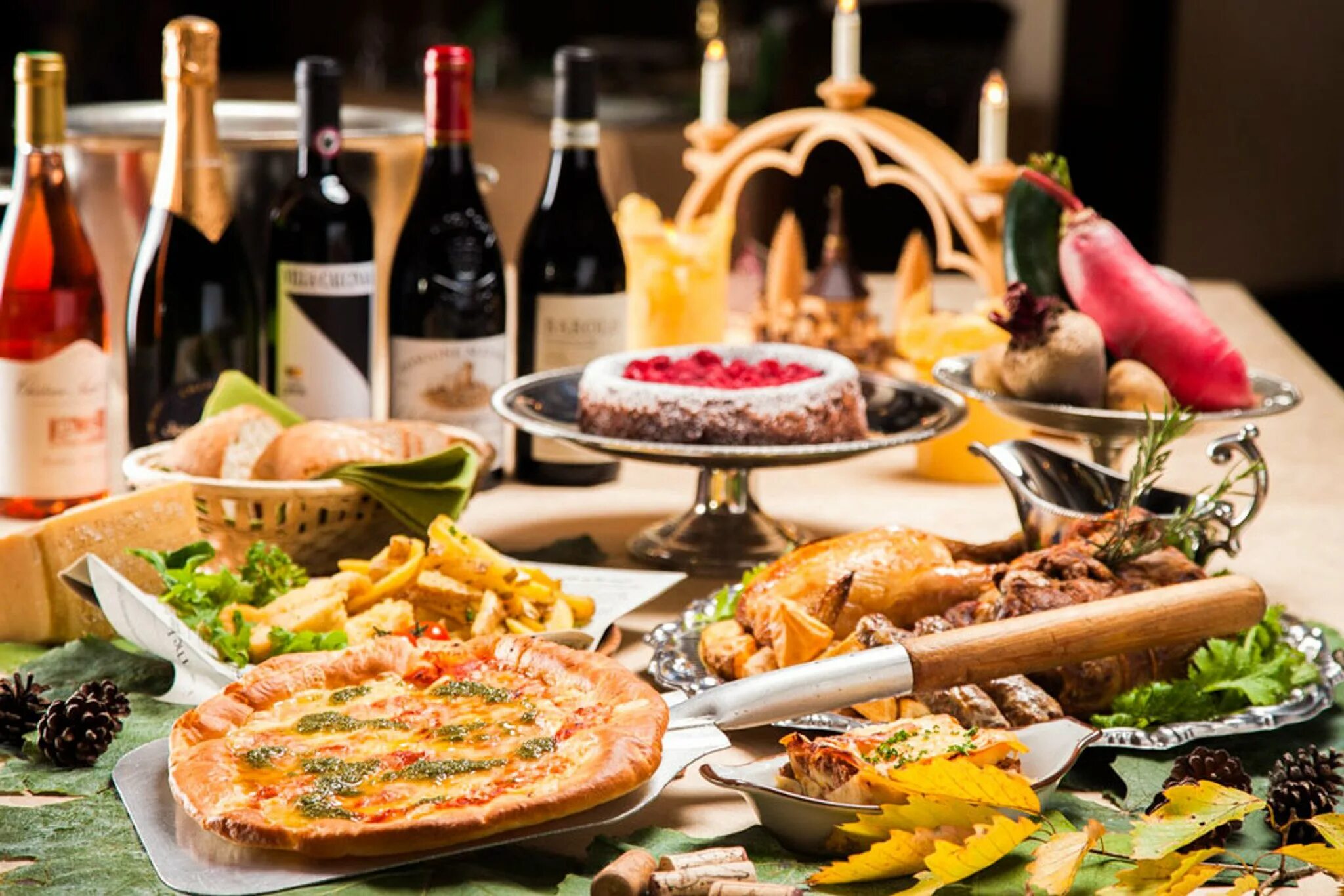 Греческий праздничный стол. Итальянская еда. Кухня Италии. Национальные блюда Италии. Традиционная итальянская кухня.