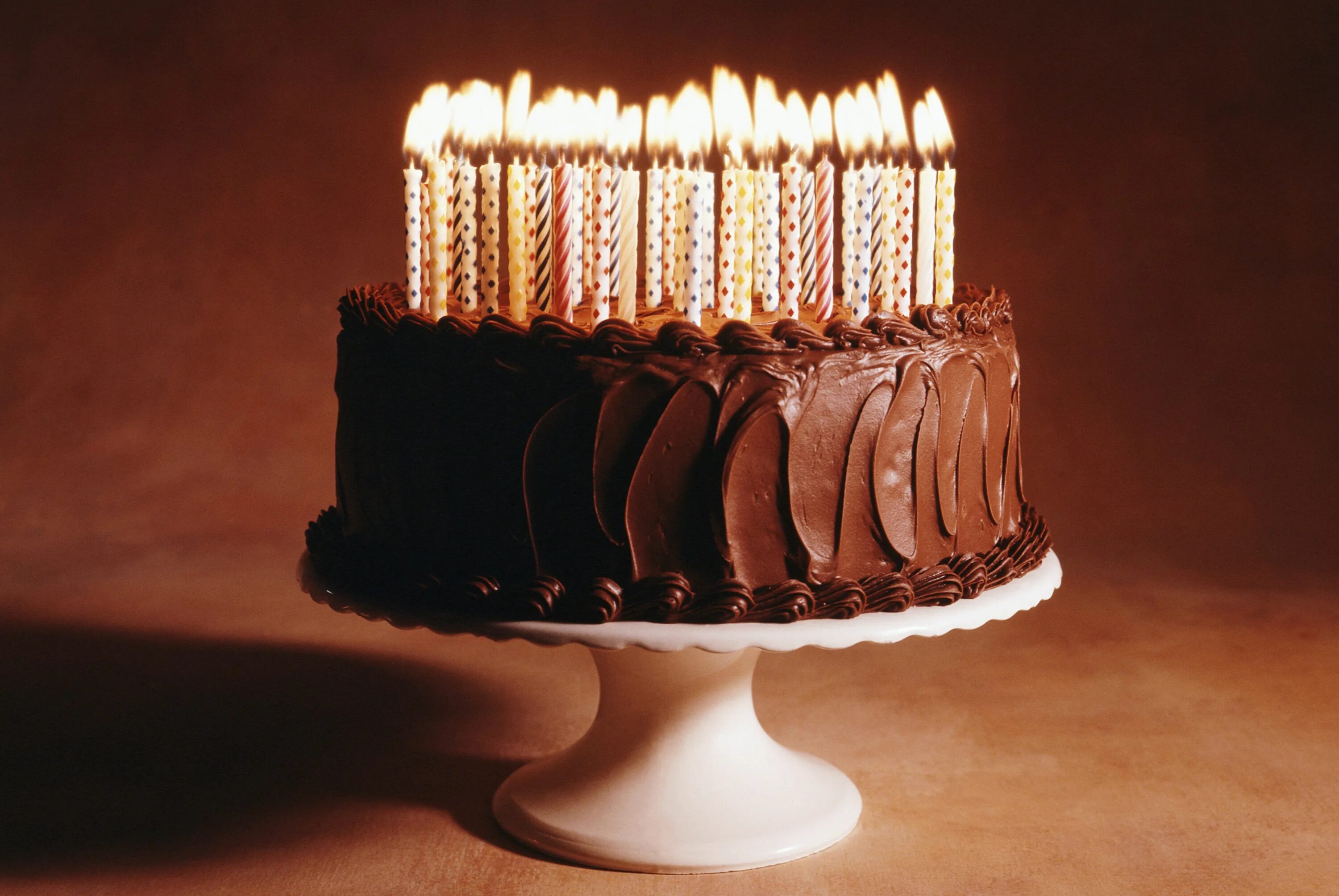 домашний тортик со свечами. сколько свечек на торт. торт со свечками. съедобные свечи для торта. торт со свечками ярусный.