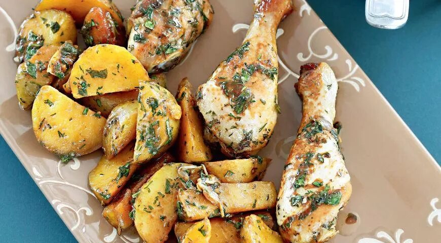 Курица с картошкой. Курица приготовленная. Картофель запеченный с куриной голенью. Куриные окорочка в духовке с хрустящей корочкой с картошкой. Голень куриная в духовке с картошкой и майонезом.