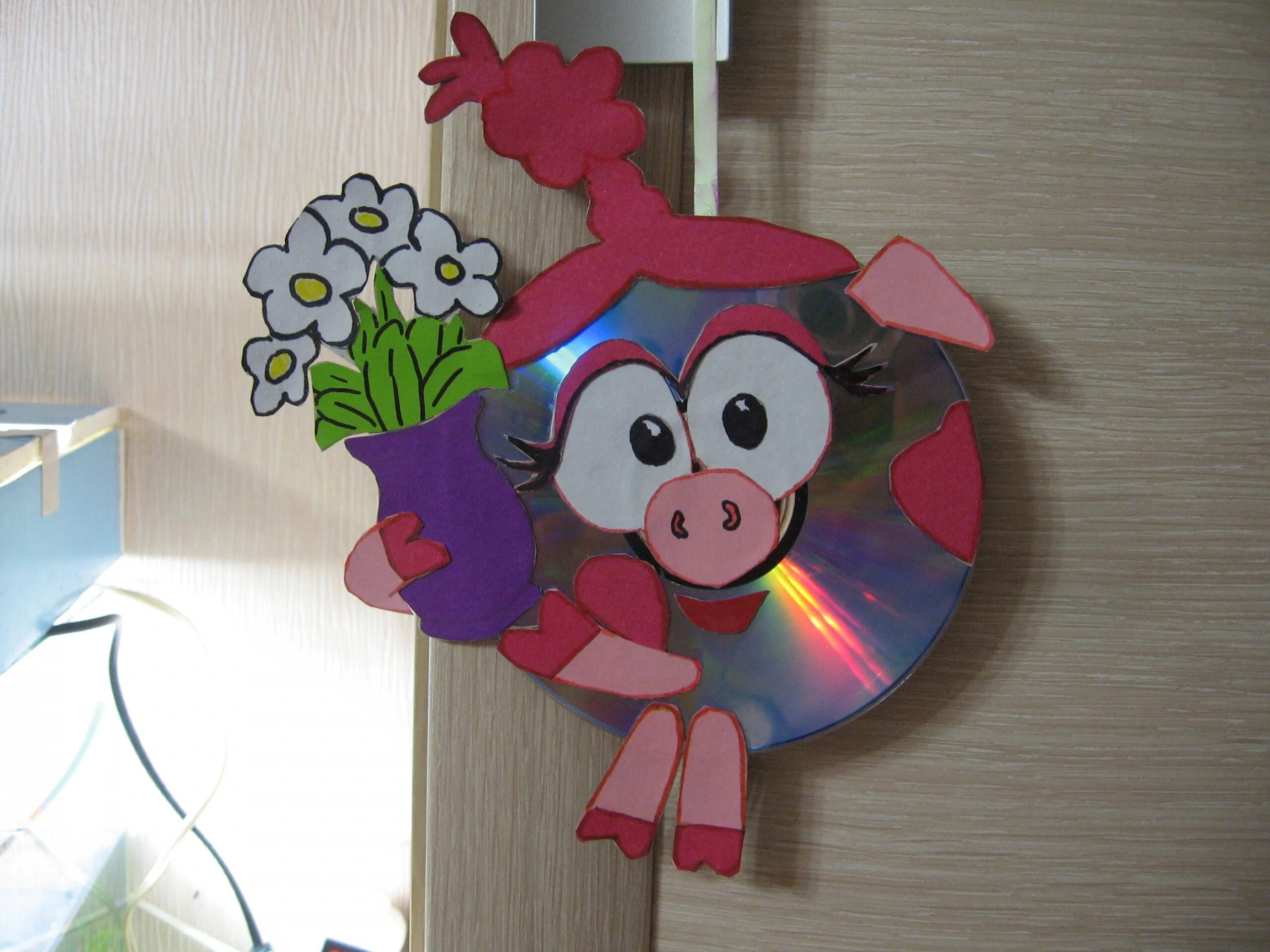 Украшение из дисков для детского сада. Поделки из дисков. Детские поделки из диска. Игрушки из дисков. Поделки из компакт дисков.