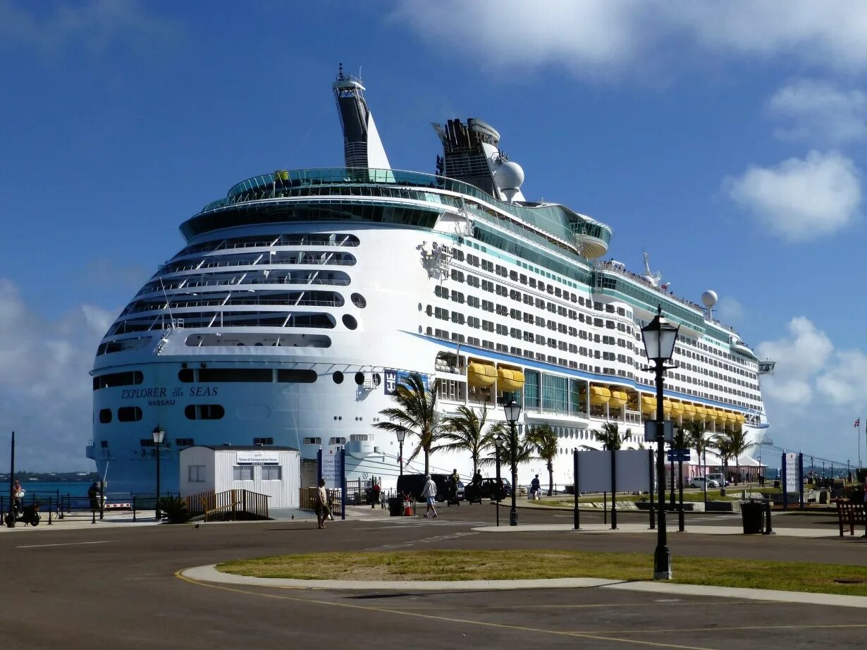 Круизный лайнер дженезис. Самый большой пароход. Самый большой лайнер 21 века в мире. Самый большой лайнер в мире. Куин мэри 2.