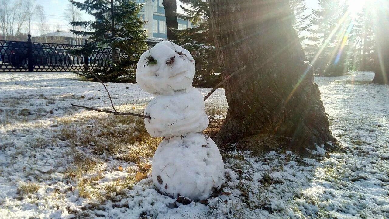 Растаявший снеговик. Снеговик из снега. Необычные Снеговики из снега. Снеговик снежный. Весенний Снеговик.