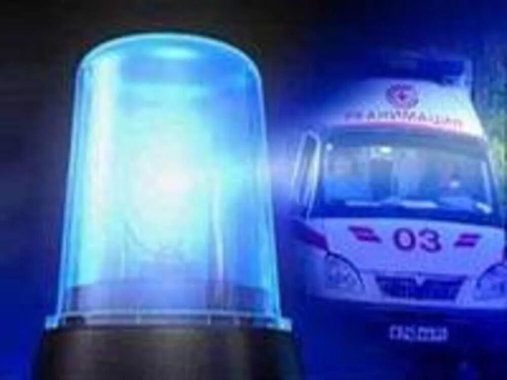 Проблесковый маячок скорой помощи. Машина скорой помощи с мигалками. Скорая на дороге. Машина скорой помощи с мигалками. Машина скорой помощи.