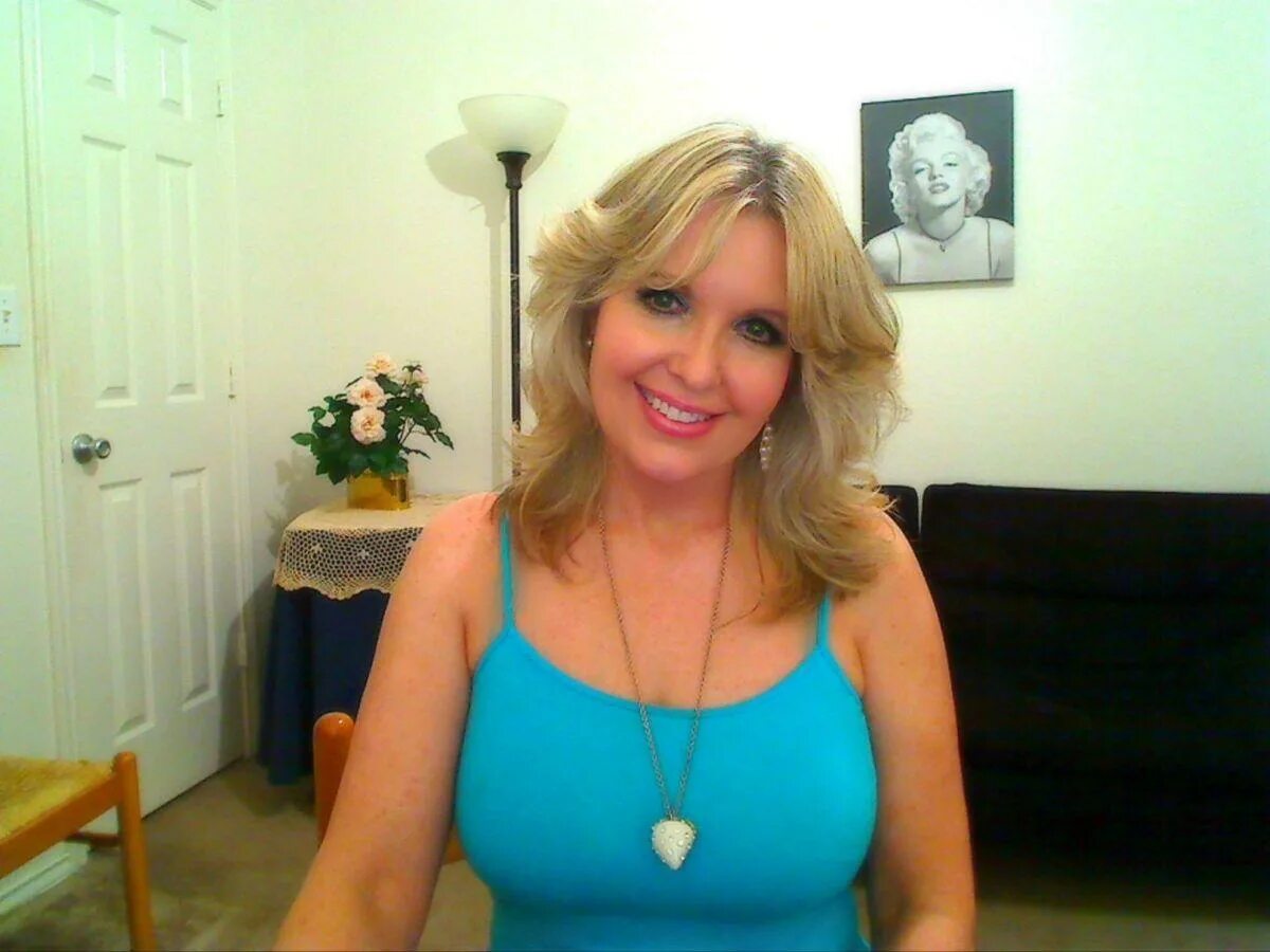 Деловые мама и взрослая дочь за одним столом фото на прозрачном фоне. Mom blonde videos. Mom blonde videos. Mom blonde videos. Мама и взрослая дочь блондинки.