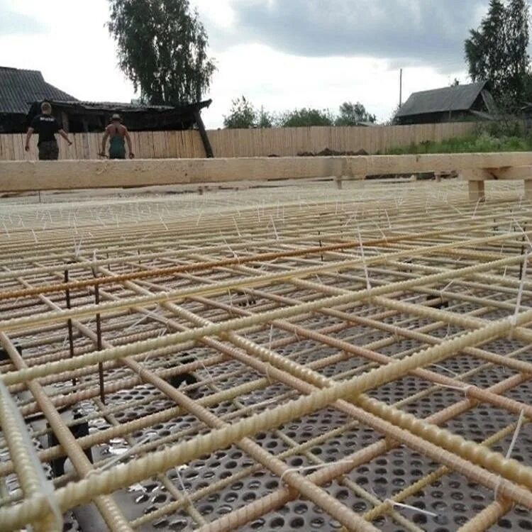 Армирование площадки под автомобиль стеклопластиковой арматурой. Пластиковая арматура для фундамента. Композитная арматура frp. Двойное армирование плиты. Армирование отзывы.